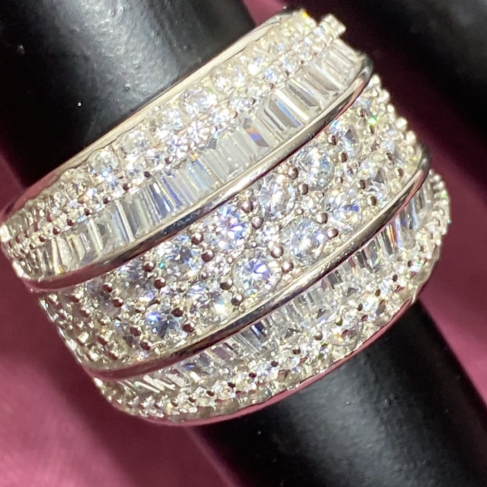Bella Luce White Diamond Simulant Ring - Picture 3 of 12